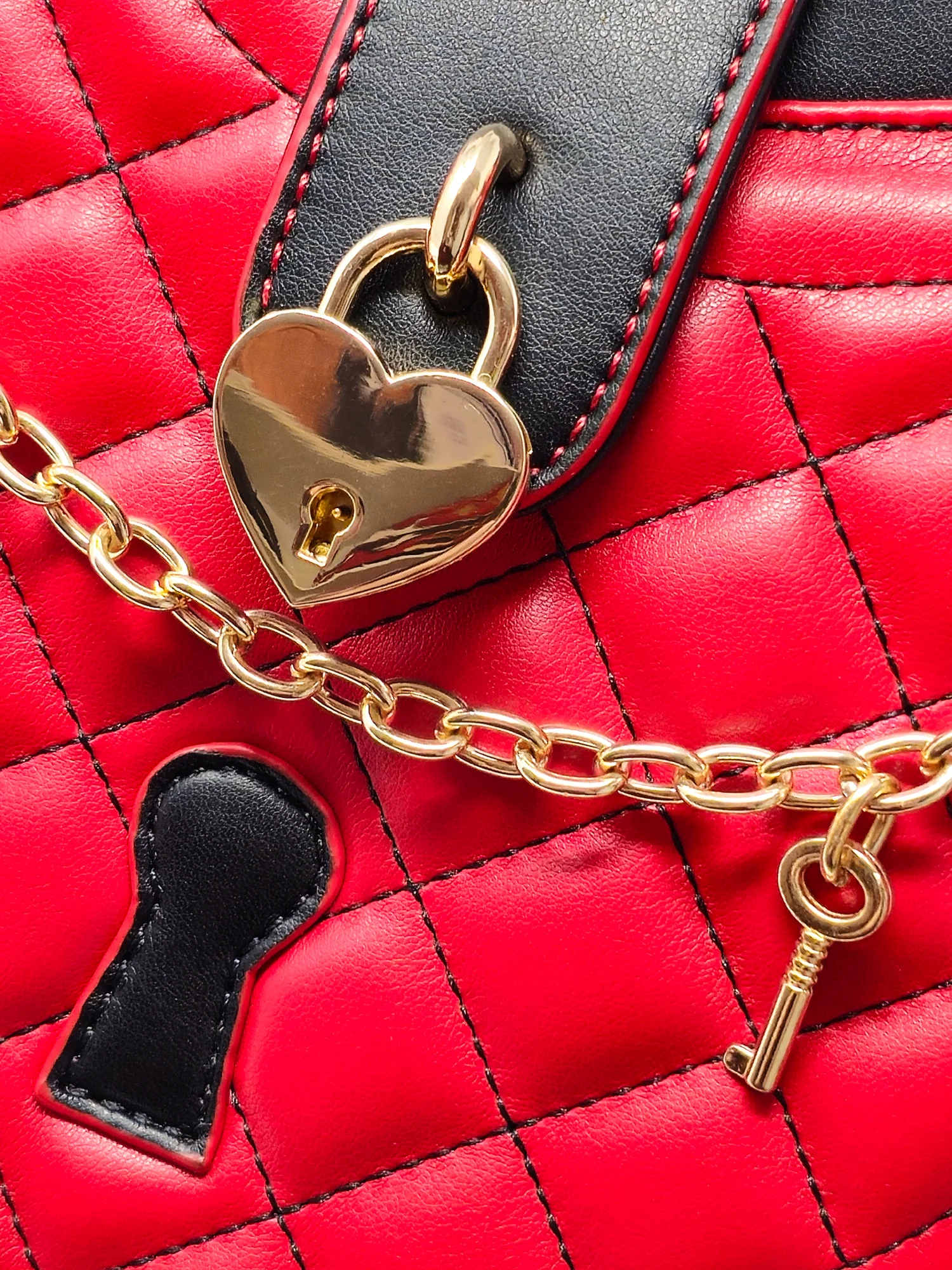 Queen of Hearts medium Heart Bag with Shoulder Strap - Image 2